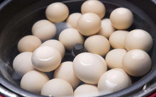 煮完的鸡蛋,鸡蛋壳不好拔,多加一步鸡蛋不破裂