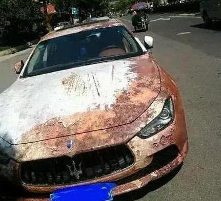 价值200万的玛莎拉蒂停在路边, 路人以为是报废车,