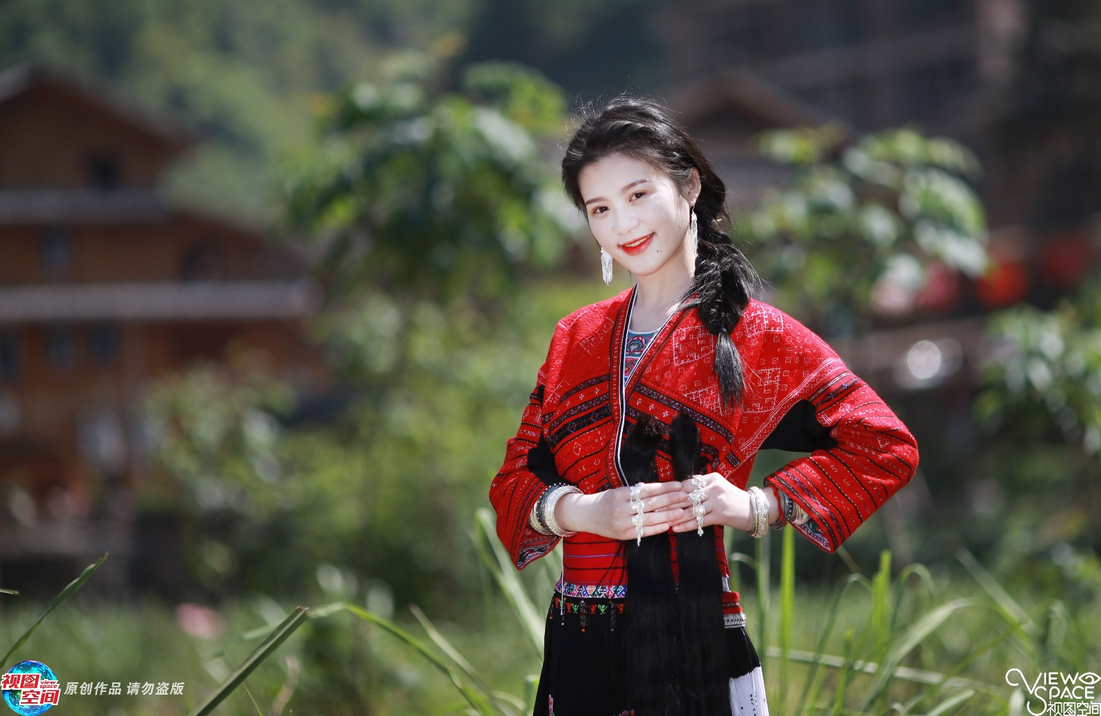 实拍天下长发第一村 女子一生只剪一次发 最长近3米