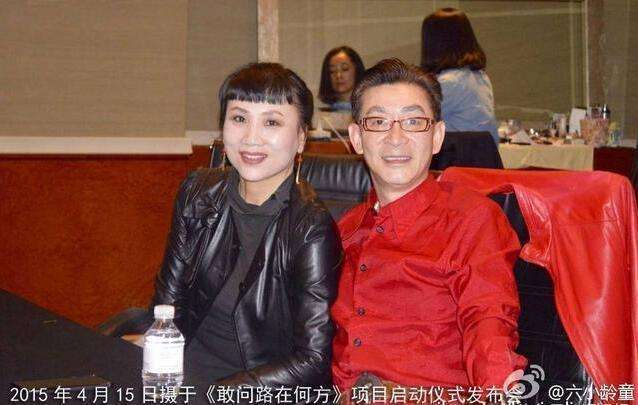 六小龄童全家近照曝光, 妻子原来是她? 网友: 女儿长得像猴子