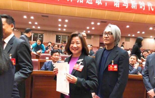 55岁周星驰参加选举大会最新出镜,网友感叹真