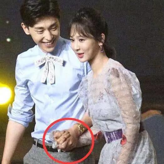 杨紫邓伦同框出席活动!杨紫手上一个动作暴露