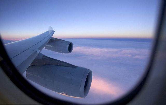 坐飞机选那个位置最舒服?空姐说出了真相,别再