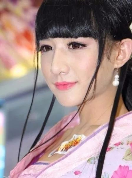 男扮女装!比女人还漂亮,下面有个真正的美女,能找出来吗