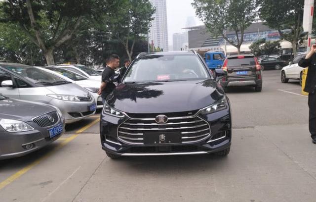 燃油版全新唐4S店内卸车，看到实车后长城魏7和吉利领克都弱爆了