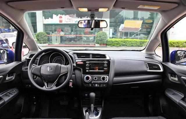 本田飞度 中控台竟然还采用了非对称式的风格, 运动感十足
