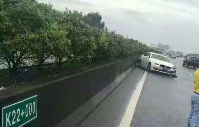 宝马5系高速突然失控, 车主贪图小便宜, 高速差点丢了小命!