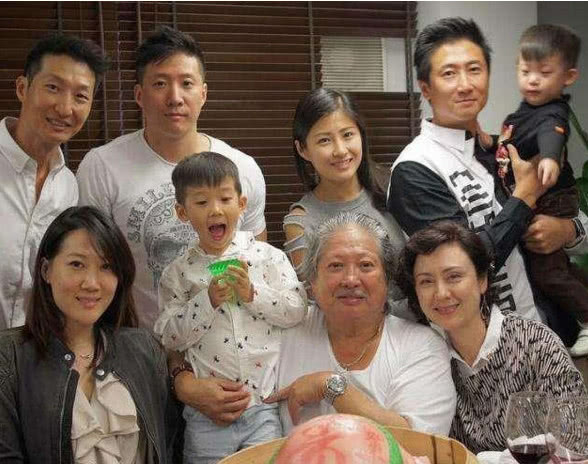 66岁洪金宝一家近照,老婆颜值比儿媳还美,儿子长得比他还帅