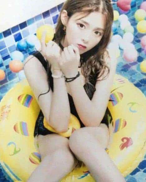 杨超越早期泳装写真流出,五人精致肌肤如雪,网友:忍不住流鼻血