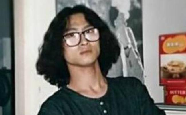 汪峰早年青涩旧照 尽显摇滚歌手不羁与青涩文艺气质逼