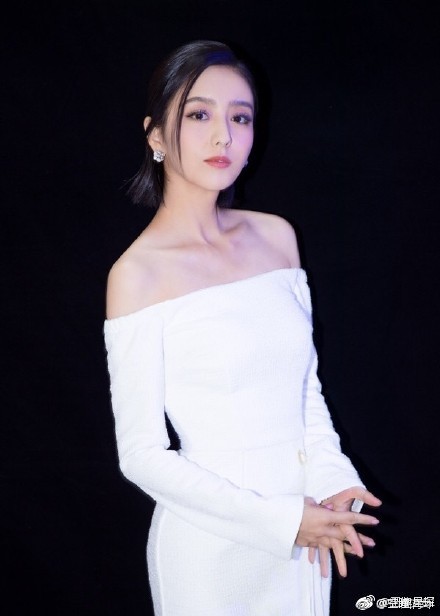 近日,佟丽娅在某综艺节目中因为吃饭少且吃饭