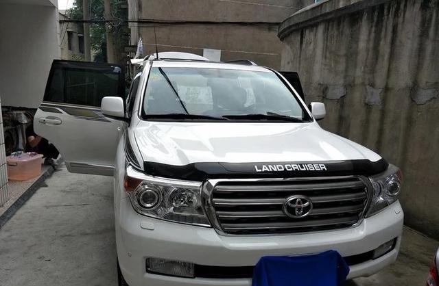 丰田陆巡为了去西藏, 直接把床都做进后备箱里, 老司机看了都说服