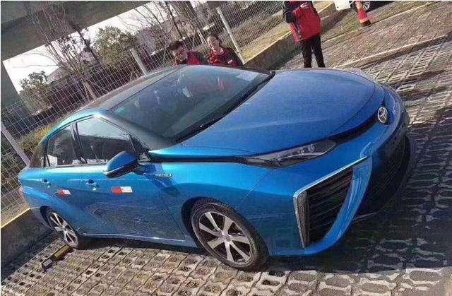 国内首台丰田氢动力车到店，颜值帅掉渣，加氢3分钟，能跑一个省