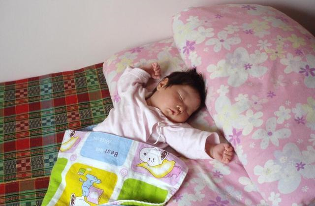 这种睡姿说明宝宝生命力强两种“安全”睡姿，你家娃喜欢哪个