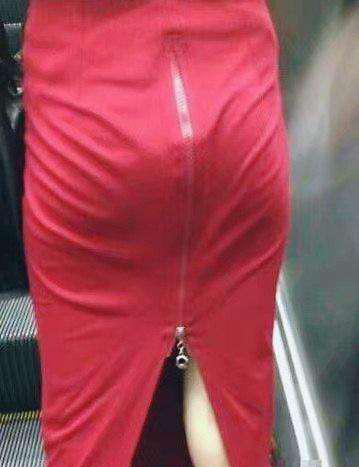 女人穿裙子以为方便自己, 其实方便了男人