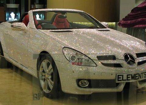 奔驰SLK200全车镶满水晶,在灯光照耀下很耀眼!