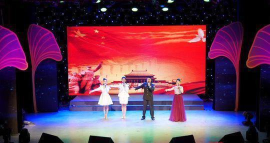 成都职工擂台赛音乐教师组团抢擂演出晋级版《