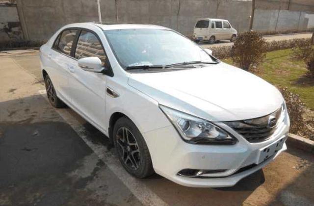 比亚迪和吉利帝豪在高速这一撞，终于知道谁才是最安全的国产车！