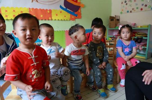 儿子在幼儿园尿裤子,老师上门赔礼道歉,老师说