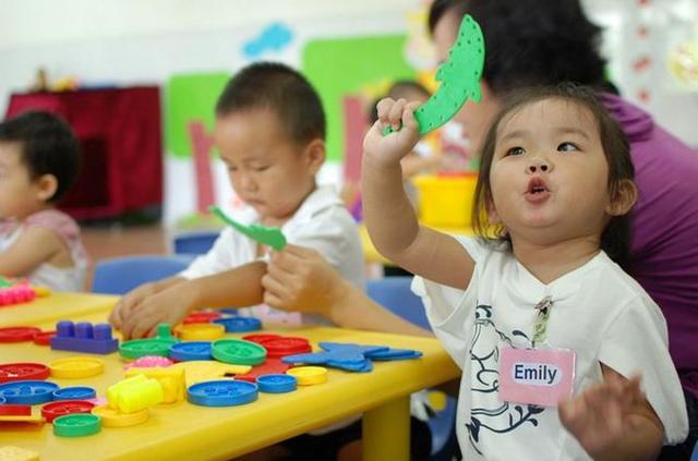 儿子在幼儿园尿裤子,老师上门赔礼道歉,老师说