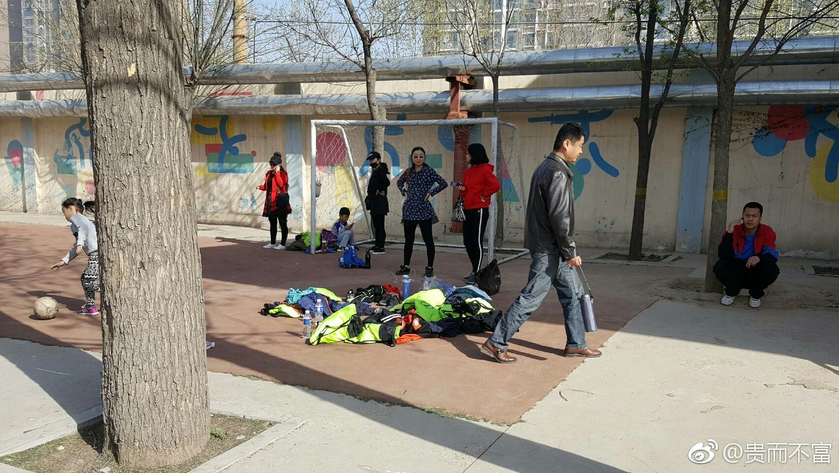 小学生足球训练必须把基础打好