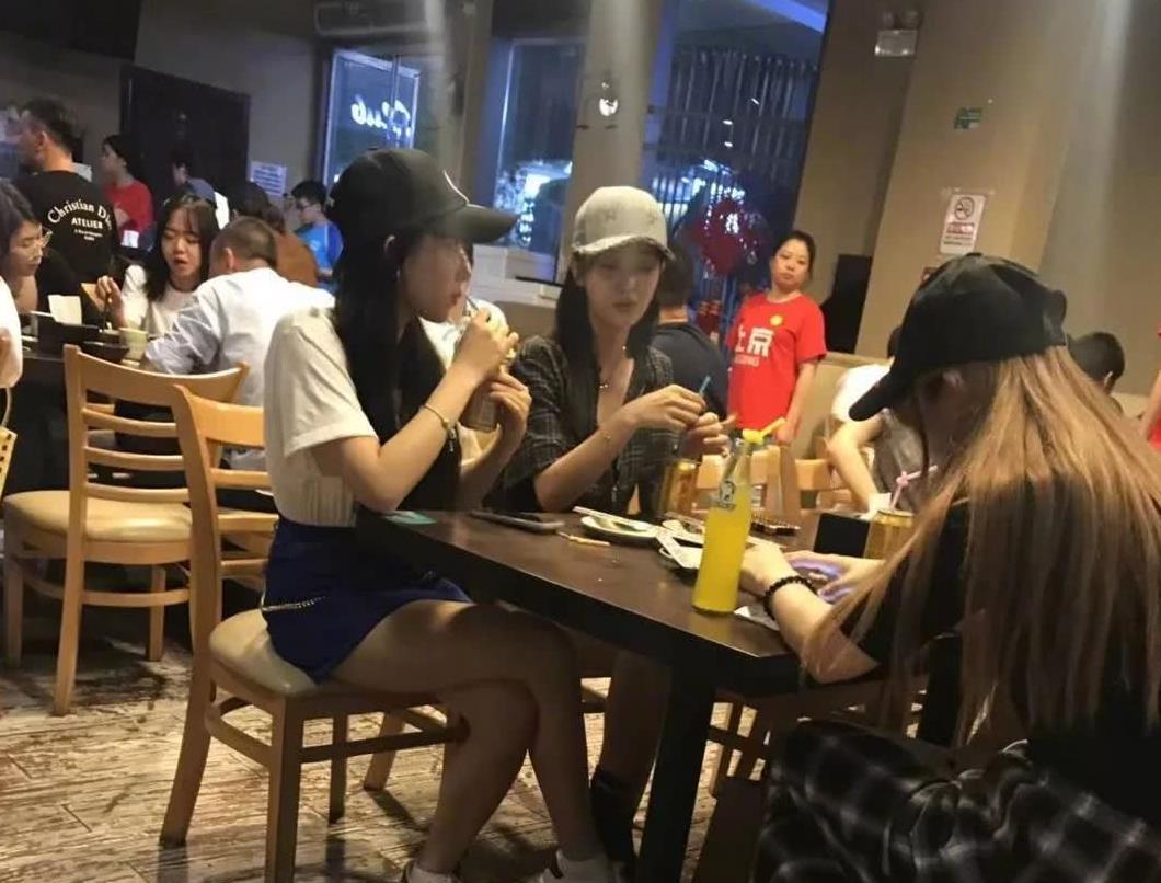 吴宣仪程潇逛街被偶遇,和孟美岐越走越远 三人