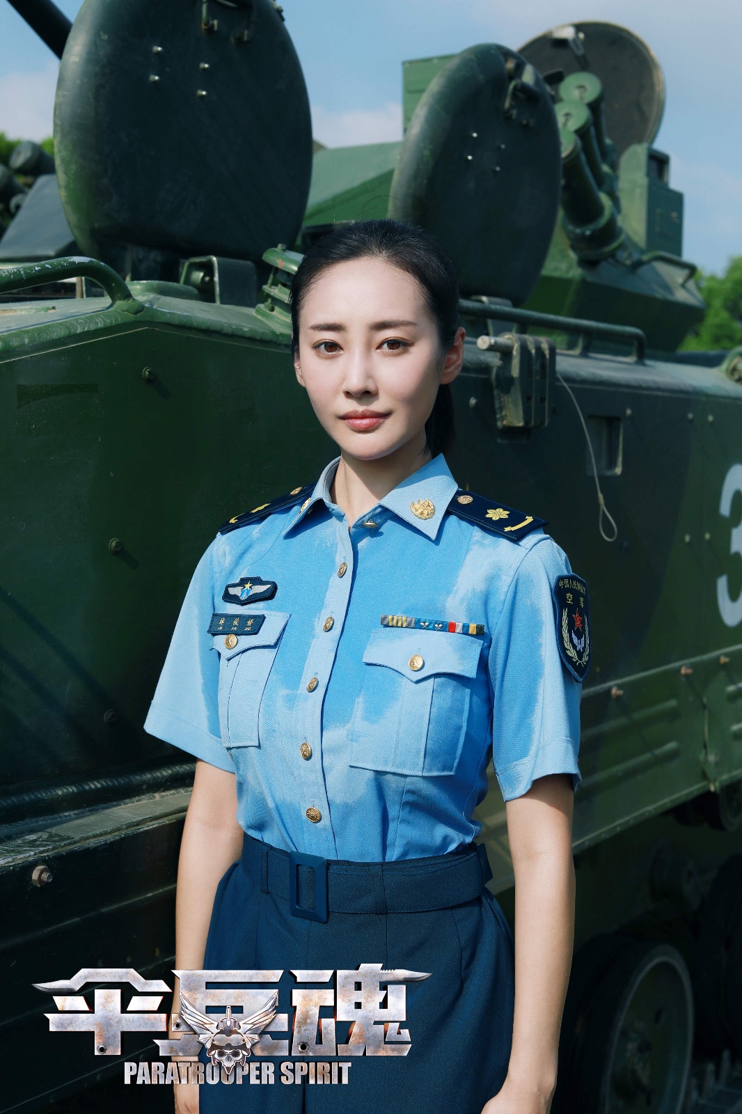 李纯飒爽军装亮相《伞兵魂》 发布会 首演军医备感荣幸