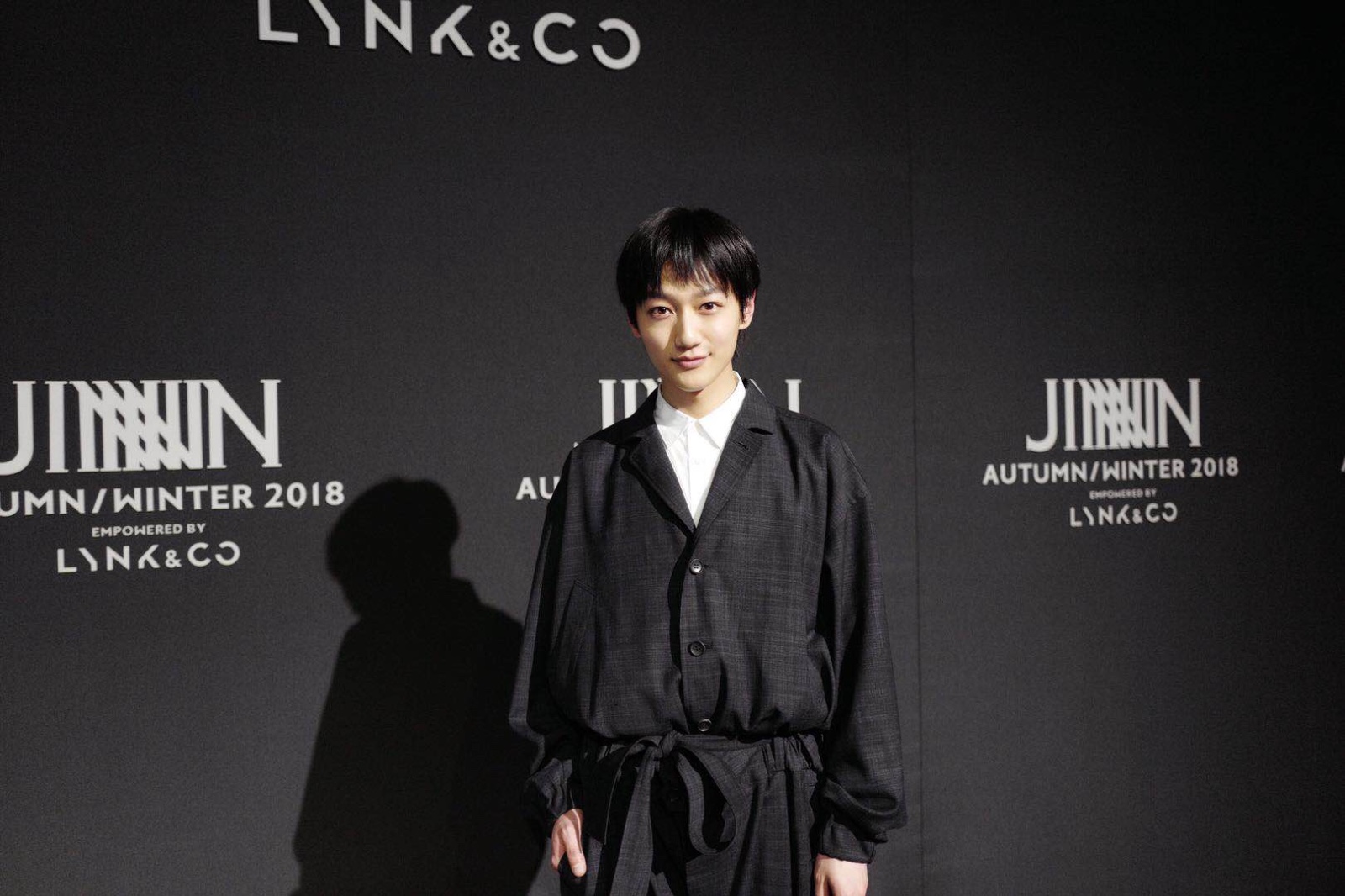 王竟力东京走秀归来 帅气短发亮相上海时装周