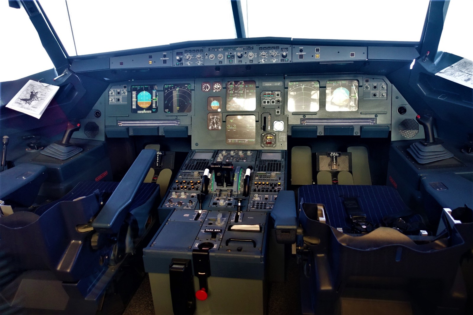 空客a320驾驶舱为双人驾驶制