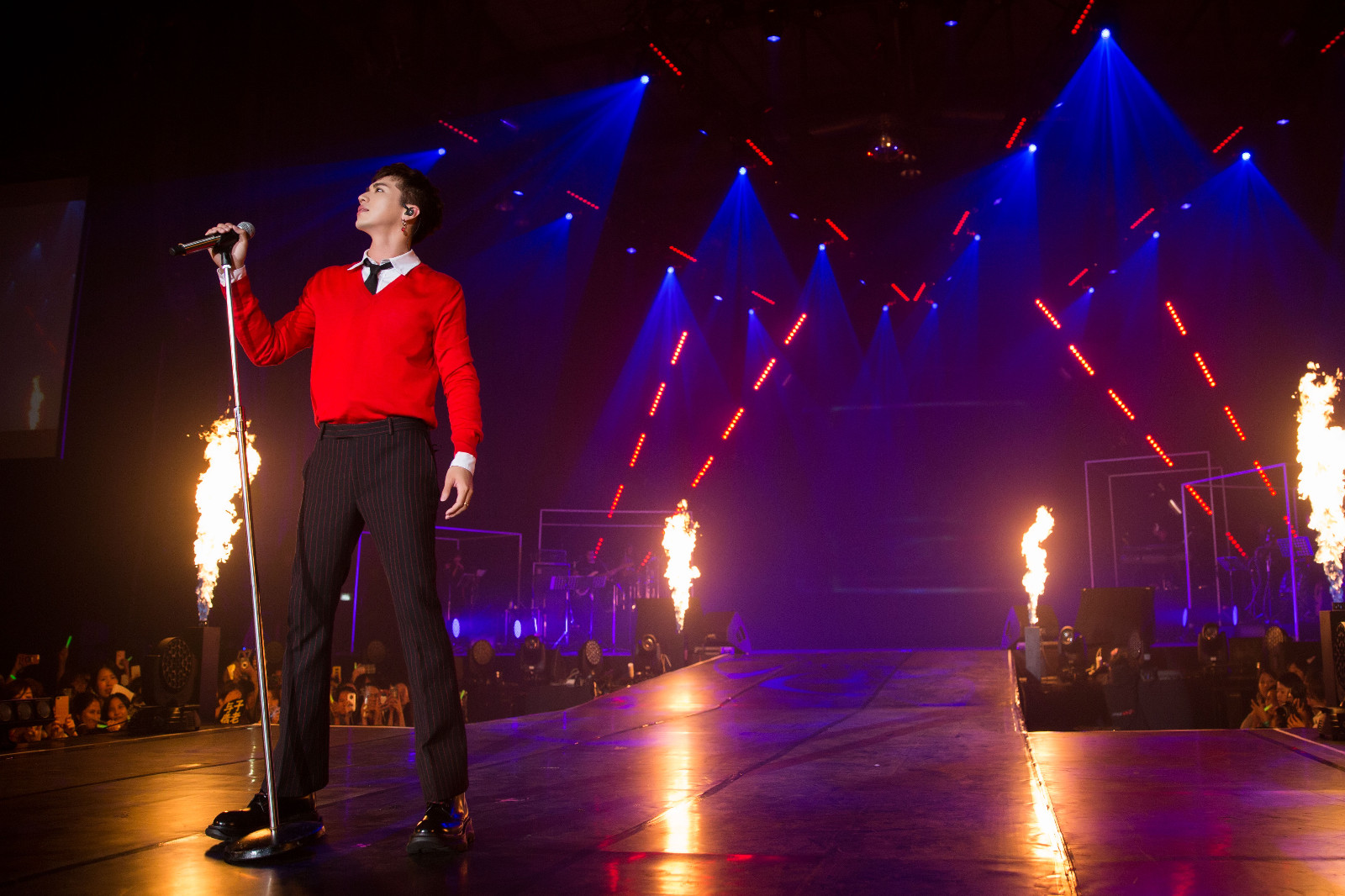 许魏洲泰国演唱会开唱 造型百变花式表白粉丝