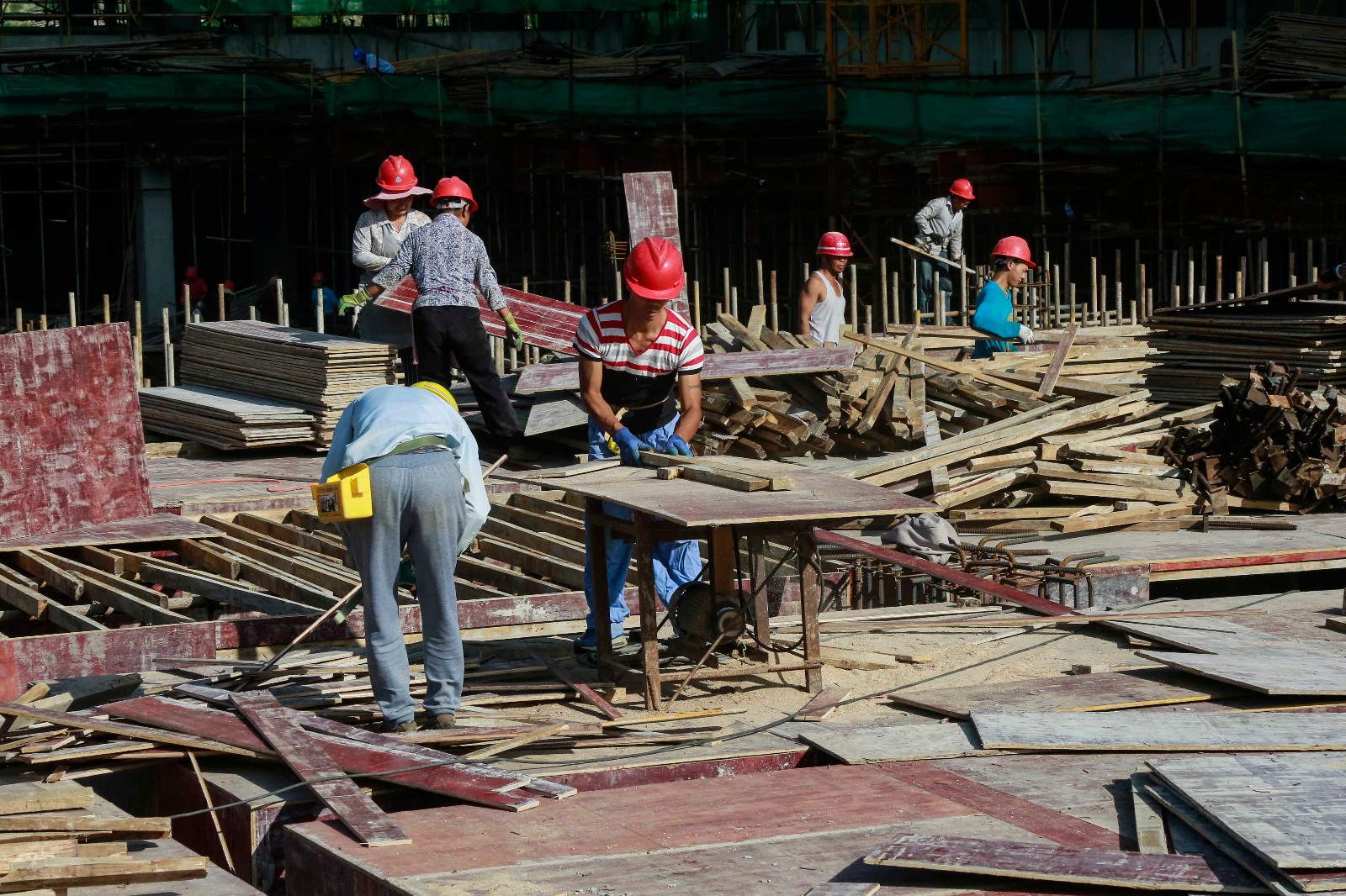 实拍建筑工地的真实生活,男工230,女工200元,这工资低