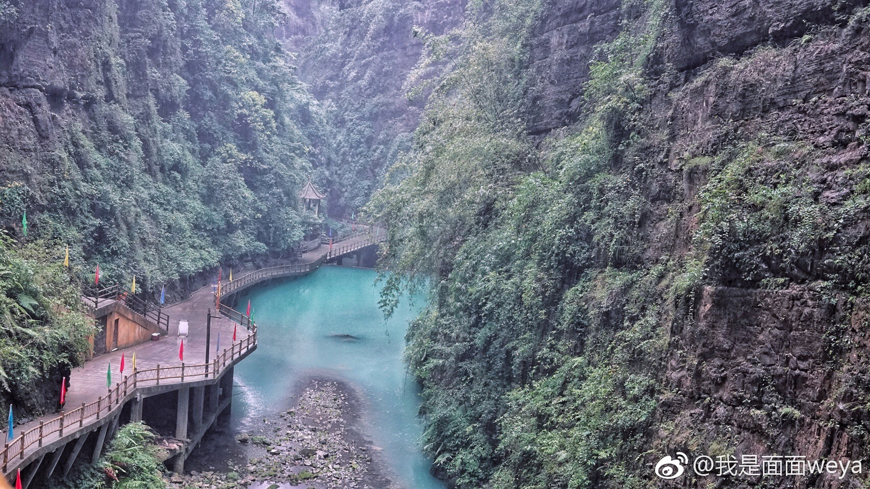 下着雨的阿依河依然很美，沿着峡谷慢慢的走，去探索五颜六色的溶洞