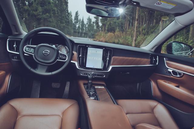 标配自动驾驶辅助，开这台“中国年度车”去春游再惬意不过