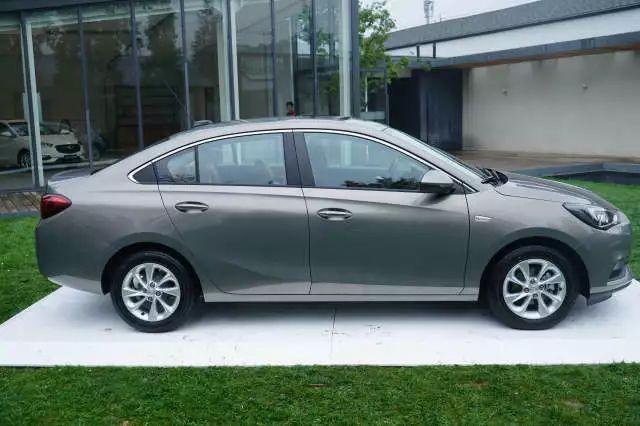 别克凯越，空间更大，全系标配6气囊和ESP，百公里油耗仅4.3L