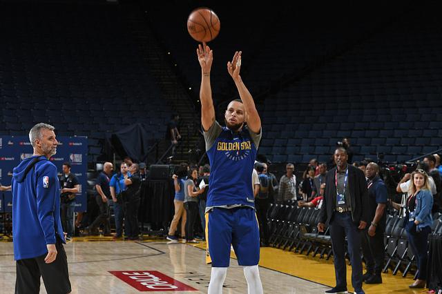 库里总决赛首场为何可以一鸣惊人?一大关键变