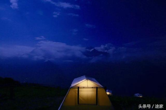 抖音上点赞100W 的仙境民宿 | 躺在床上看雪山