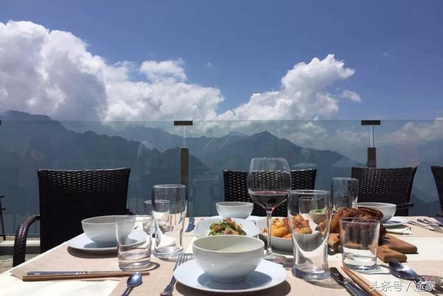 抖音上点赞100W 的仙境民宿 | 躺在床上看雪山