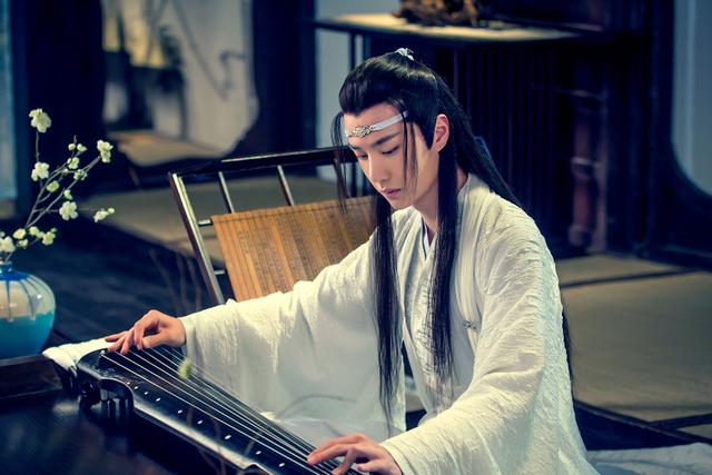 《陈情令》肖战古装扮相很英俊，王一博却被吐槽不适合古装戏