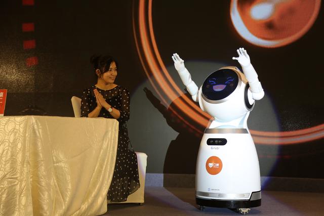 新餐饮遇上AI机器人,阿里口碑与优必选共推人