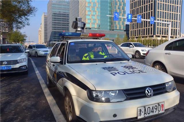泰达移动电子警察摄录车正式执法 20分钟抓拍近30辆违