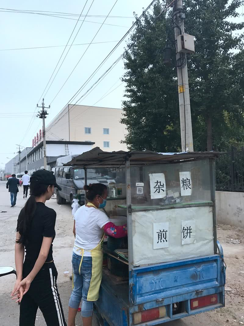 网曝Baby每天早起排队买煎饼，黑衣黑帽纯素颜沉迷美食难自拔