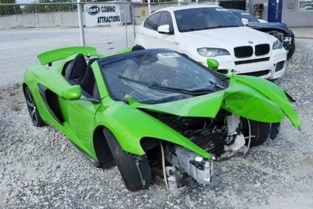 小伙花20万买了一辆500万的事故超跑, 看到发动机, 都说赚了