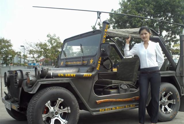 罕见白富美喜欢复古越野硬汉福特吉普车M151