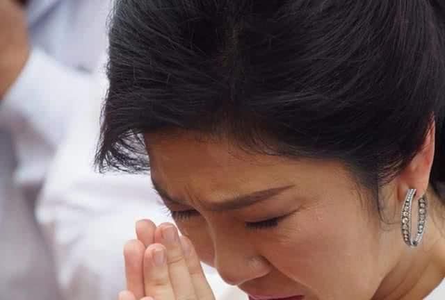 泰国前美女总理英拉哭的伤心欲绝,她还有希望回归吗?