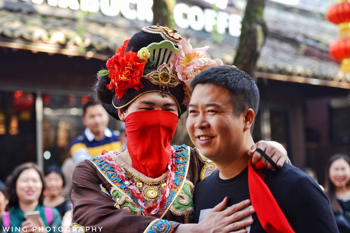 每到特定时间,杭州宋城就会在大街上上演一场