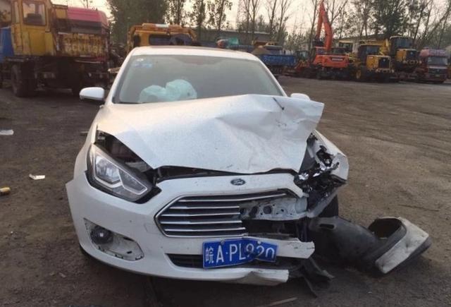 福特吻了大众帕萨特，满满的都是恨啊！