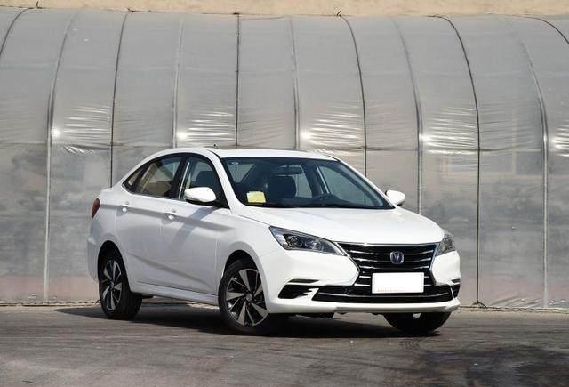 这款国产车外观时尚，内饰像宝马，起售价5.5万比吉利帝豪更厚道