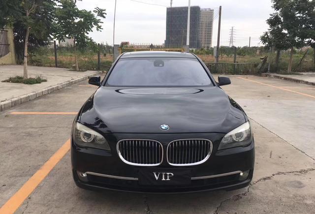 宝马750落地价159万, 现在仅售20万, 车主: 科技感爆棚氛围灯漂亮