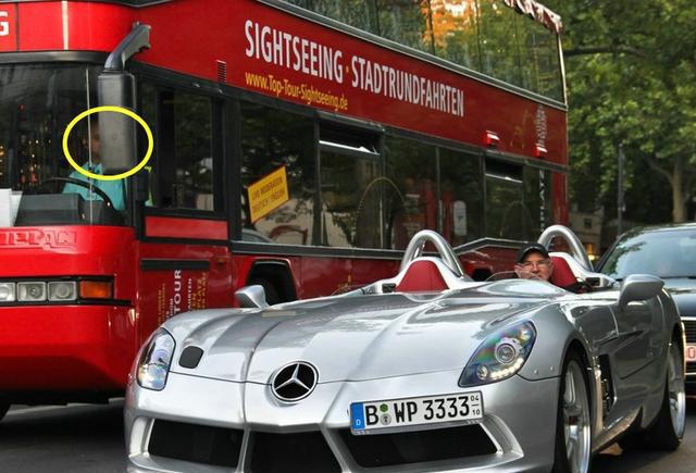 限量版奔驰跑车，下雨要么打伞要么穿雨衣，否则没办法开车