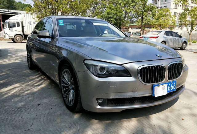 这款宝马750售价22万, 顶配夜视三镜头, 车主: 外观漂亮科技感强